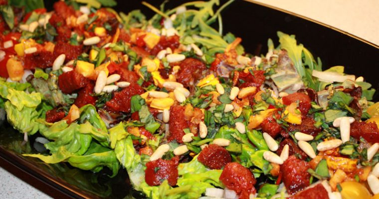 Lun salat med chorizo,chevre og avocado
