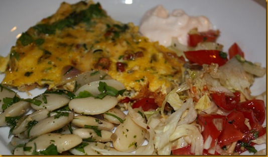 Frittata med kylling, soltørkede tomater og zucchini