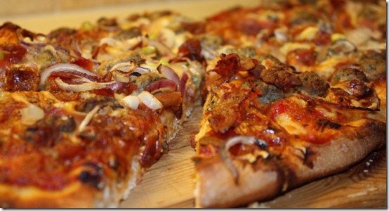 Pizza med bacon og kjøttboller
