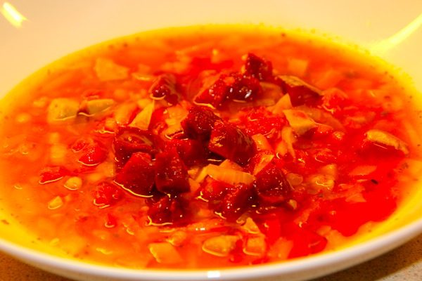Varmende linsesuppe med chorizo