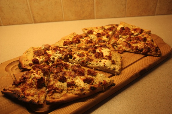 Hvit pizza med Mascarpone, chorizo og parmaskinke