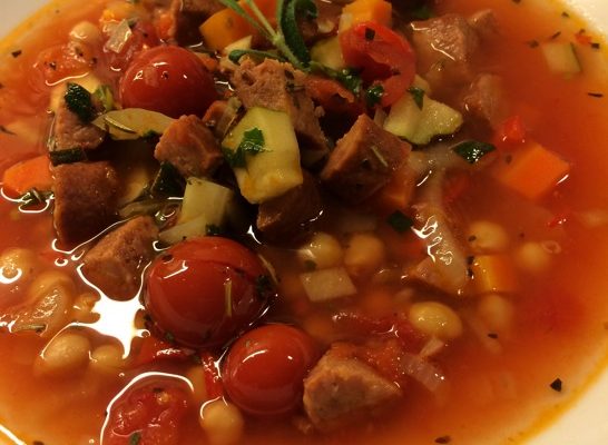 Suppe med tomater, kikerter og mye annet snadder