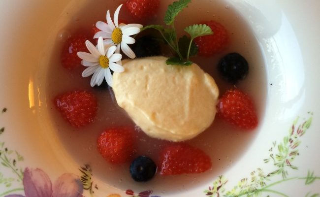 Rabarbra- og jordbærsuppe med mascarponekrem