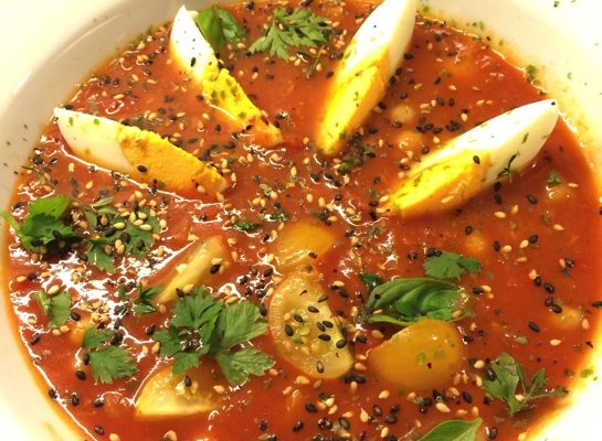 Hjemmelaget tomatsuppe med bønner og kikerter