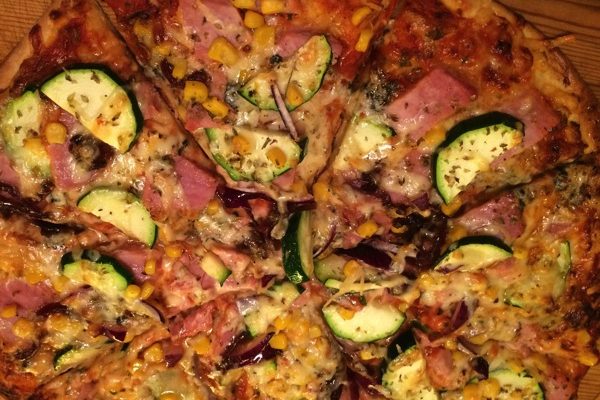 Restepizza med skinke og blåmuggost