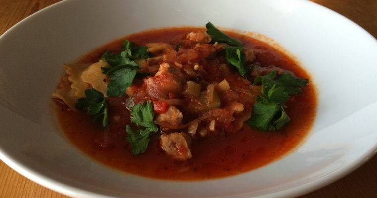 Italiensk tomatsuppe med pølse og ravioli