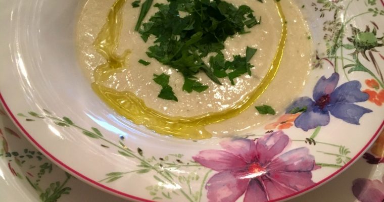 Suppe av hvite asparges